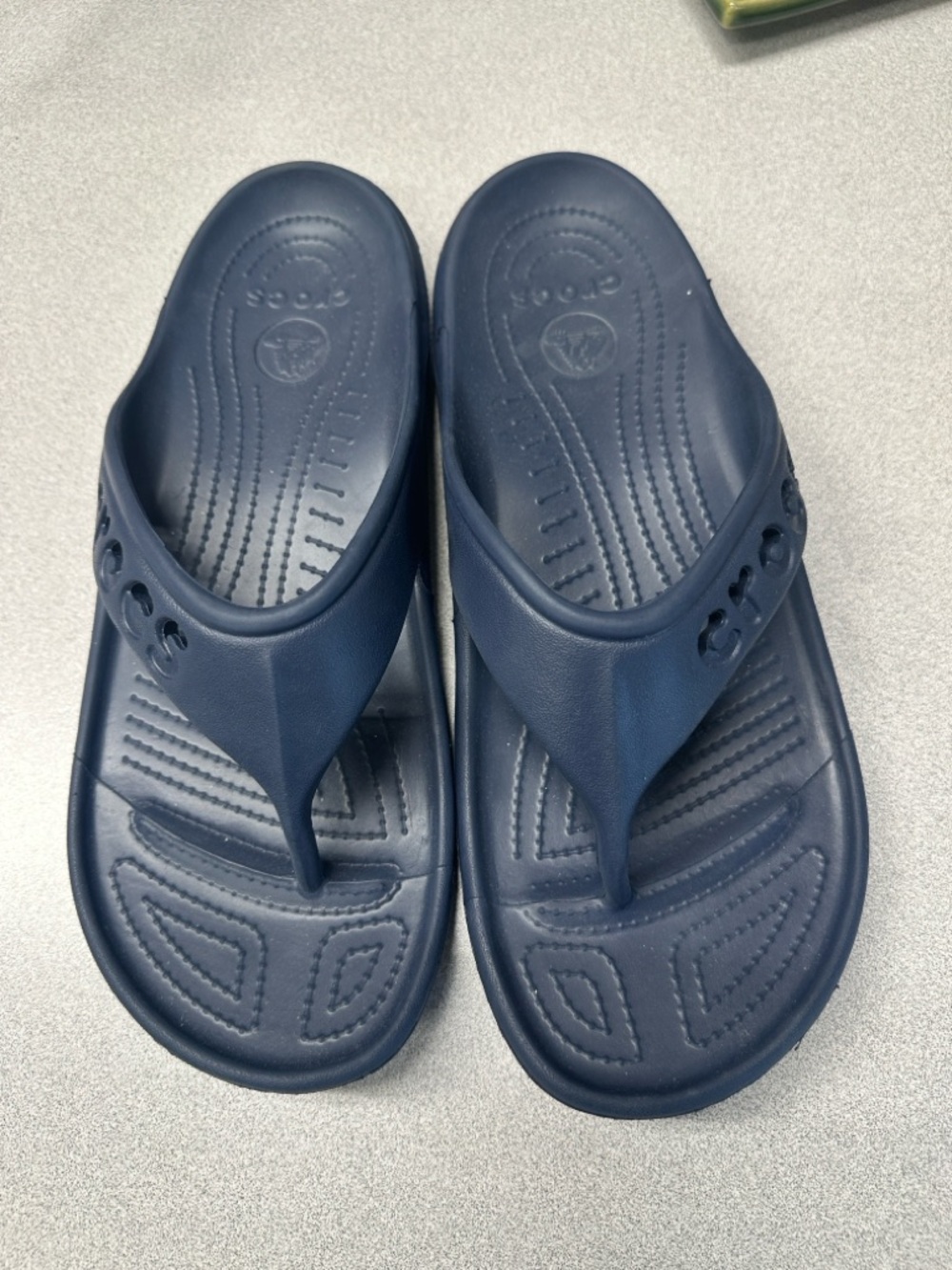 NWOT men’s CROCS Navy Blue Foam Thong Sandals/flip flops